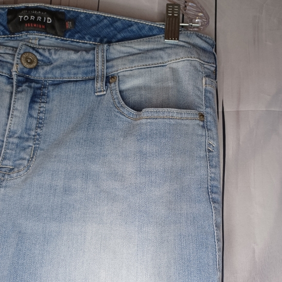 Torrid High Rise Curvy Faded Blue Women's Jeans - Picture 6 of 13